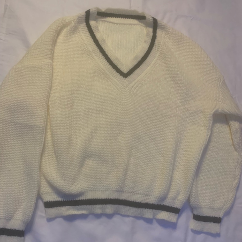 Black and white Vneck long sleeve sweater